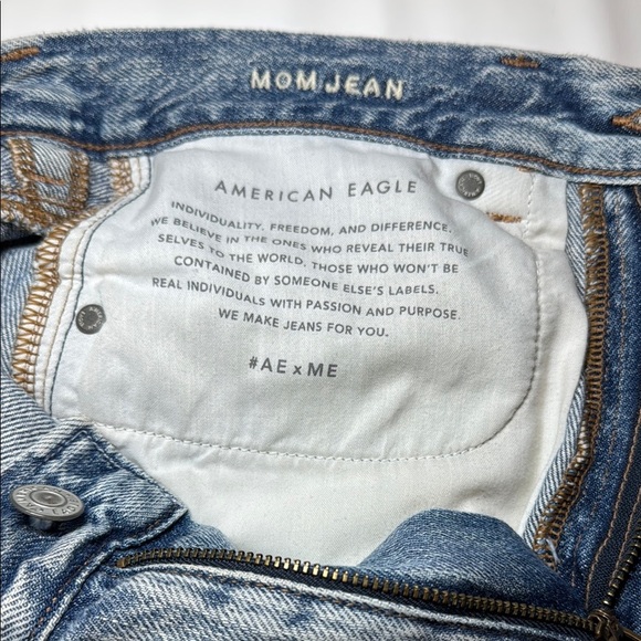 American Eagle Outfitters Mom Jean Blown Out Blue Distressed Size 2 Regular - Picture 9 of 10